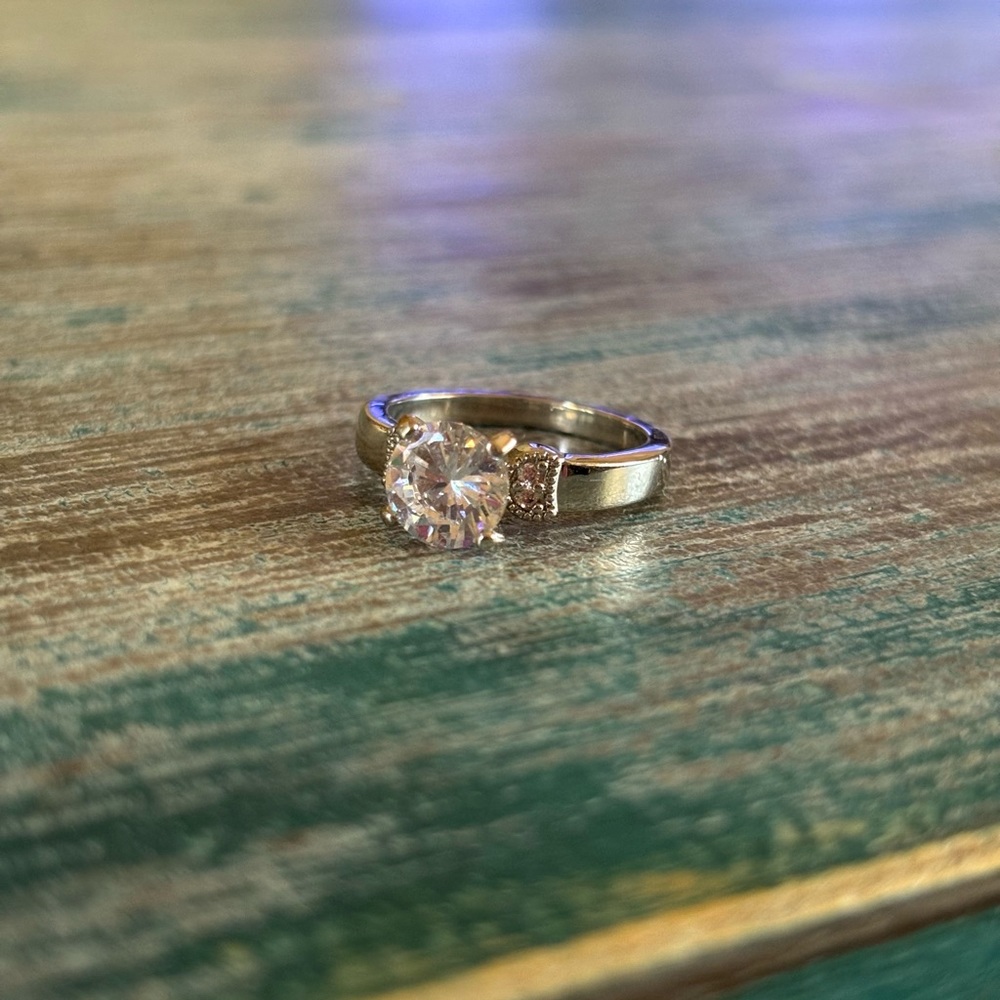 Rhinestone ring; Size 5 - Picture 4 of 4